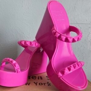 Carmen Sol Vibrant Pink Studded Platform Sandals Like New Size 6